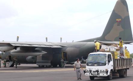 Avión logístico sirve de soporte para la transportación de carga en Galápagos