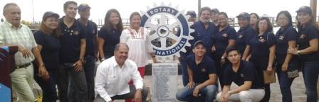 Socios Rotarios Galápagos junto a Rueda Rotaria