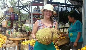 Yafrí la fruta gigante que se vende en Ecuador